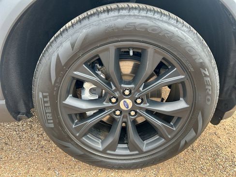 Used 2022 Ford Explorer XLT w/ Equipment Group 202A image 7