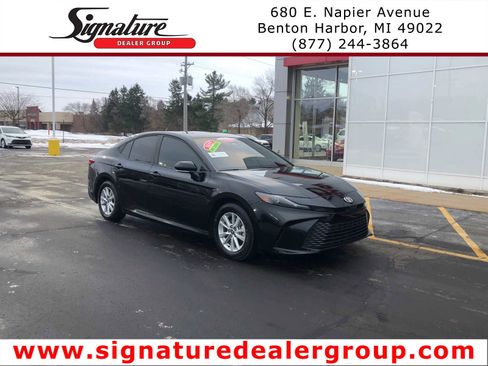 Certified 2025 Toyota Camry LE image 1