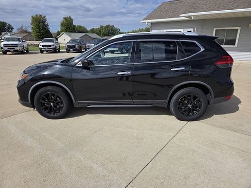 Used 2017 Nissan Rogue SV image 4