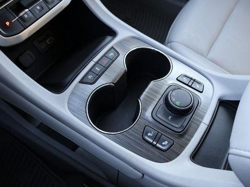 Used 2023 GMC Acadia SLT image 23