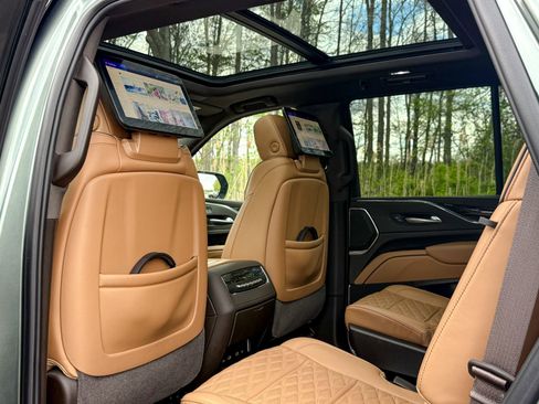 Used 2024 Cadillac Escalade Premium Luxury w/ Performance Package AWD/4WD image 20
