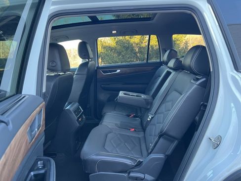 Used 2024 Volkswagen Atlas SE image 27