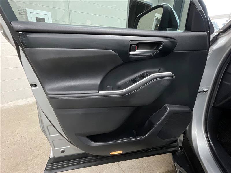 Used 2023 Toyota Highlander XLE FWD image 10