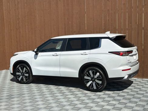 Used 2025 Mitsubishi Outlander SE image 14