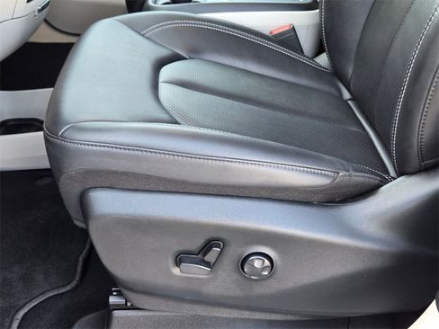 Used 2024 Chrysler Pacifica Touring-L image 13