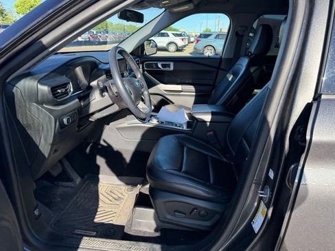 Used 2020 Ford Explorer XLT w/ Equipment Group 202A AWD/4WD image 2