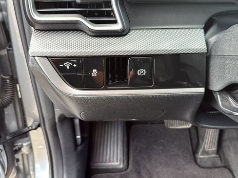 Used 2023 Kia Sportage LX image 11