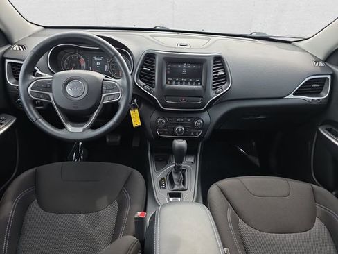 Used 2019 Jeep Cherokee Latitude w/ Cold Weather Group FWD image 9