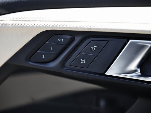 Used 2025 BMW 230i Coupe image 17