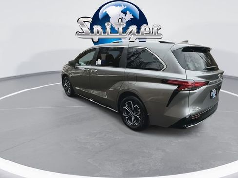 New 2026 Toyota Sienna Platinum image 7