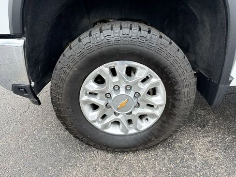 Used 2024 Chevrolet Silverado 2500 LT AWD/4WD image 10