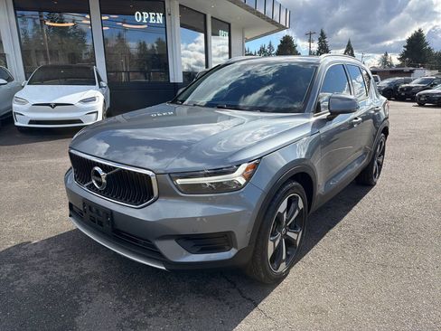 Used 2019 Volvo XC40 T5 Momentum image 1