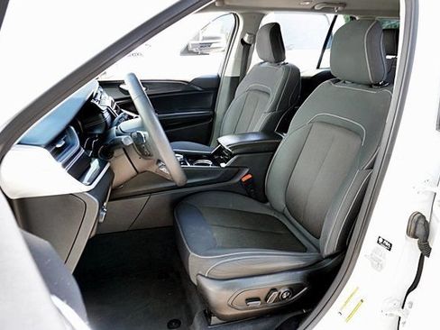Certified 2023 Jeep Grand Cherokee Laredo RWD image 16
