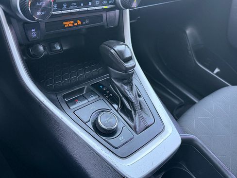 Used 2022 Toyota RAV4 XLE image 17