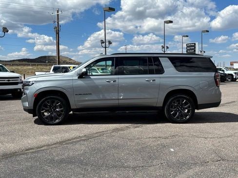 Used 2023 Chevrolet Suburban RST w/ Luxury Package AWD/4WD image 2