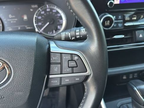 Used 2023 Toyota Highlander LE FWD image 23