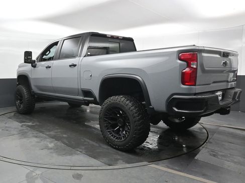 Used 2024 Chevrolet Silverado 2500 ZR2 w/ Technology Package image 11