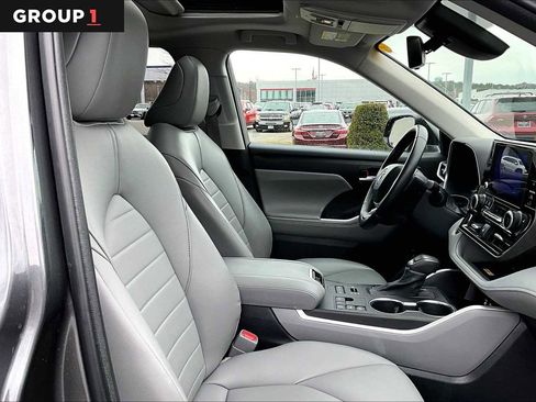 Used 2023 Toyota Highlander XLE image 9