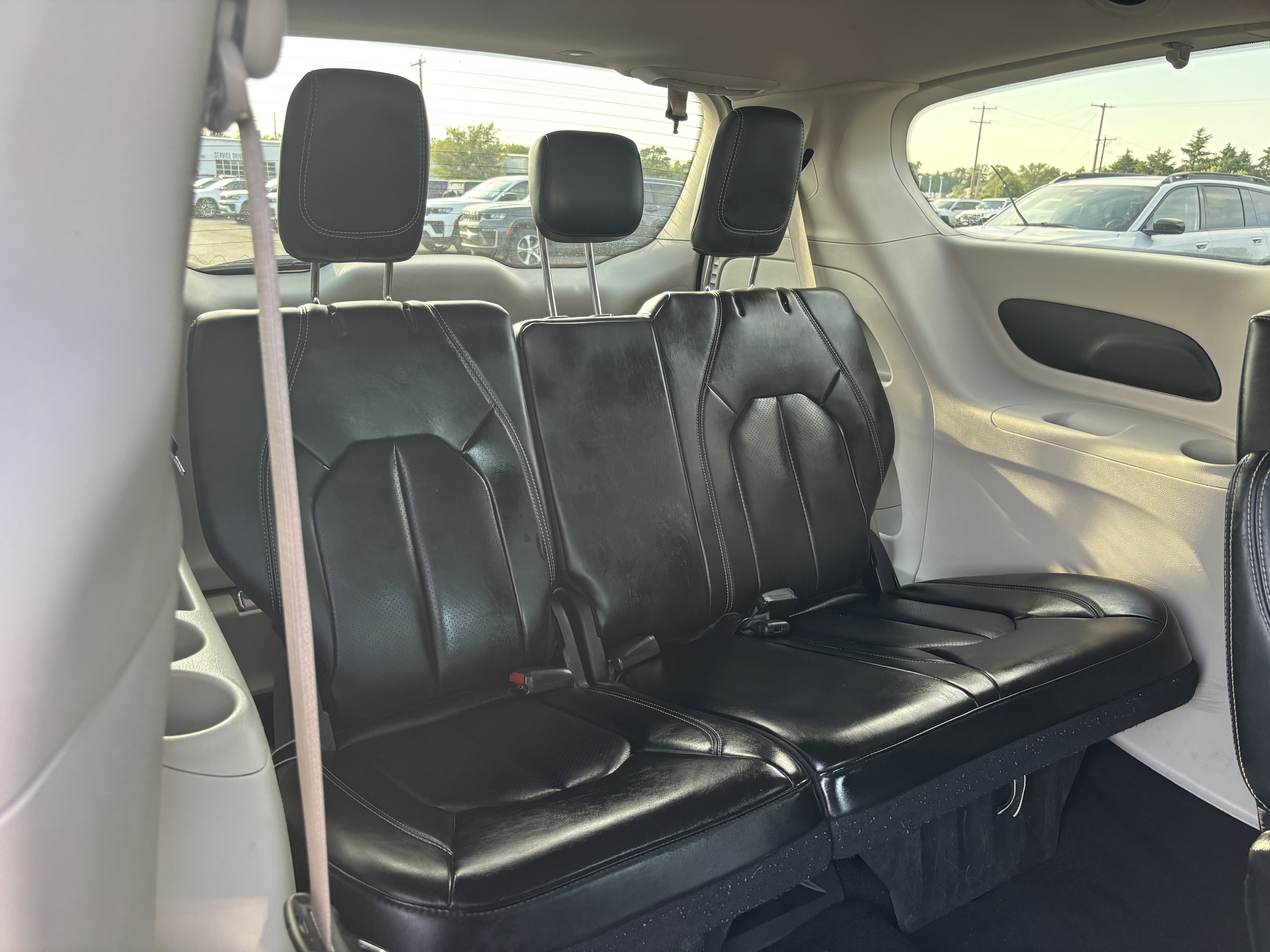 Used 2023 Chrysler Pacifica Touring-L FWD image 29