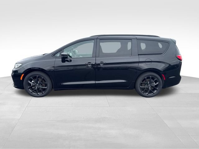 Used 2025 Chrysler Pacifica Limited FWD image 2