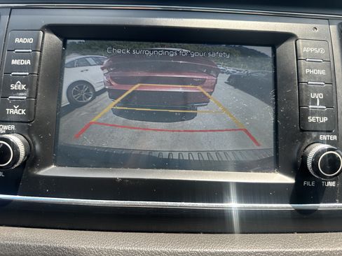 Used 2017 Kia Sedona LX w/ LX Essentials Premium Package FWD image 27