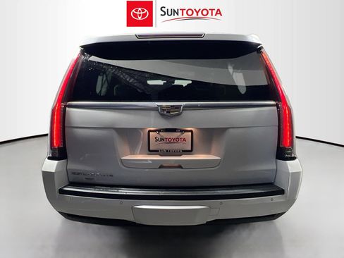 Used 2017 Cadillac Escalade ESV Luxury RWD image 5