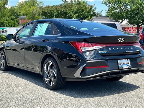 Used 2025 Hyundai Elantra Limited FWD image 12