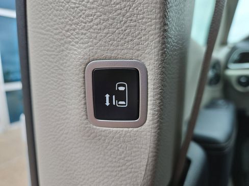 Used 2024 Chrysler Pacifica Touring-L FWD image 20