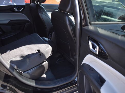 Used 2025 Jeep Compass Limited image 17