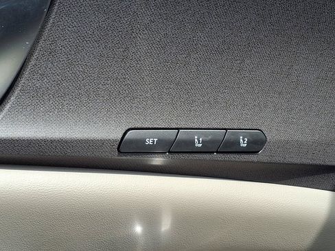 Used 2025 Kia Carnival EX FWD image 30