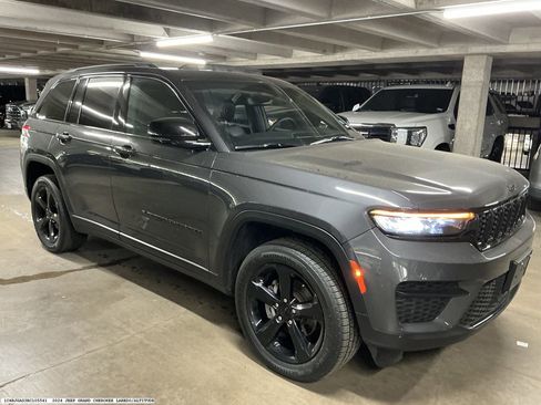 Used 2024 Jeep Grand Cherokee Altitude RWD image 4