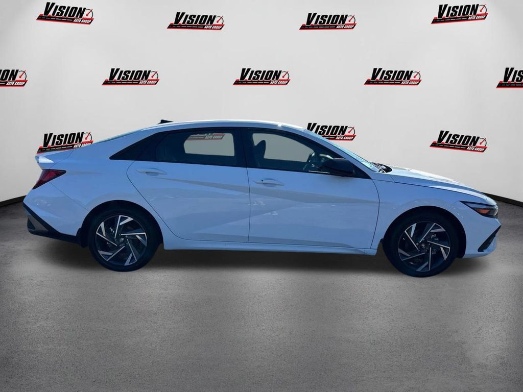 New 2025 Hyundai Elantra SEL FWD image 4