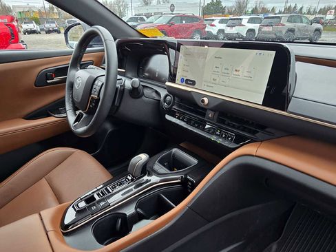 Used 2025 Toyota Crown Signia XLE image 12