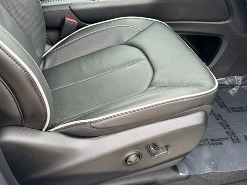 Used 2026 Chrysler Pacifica Limited image 11