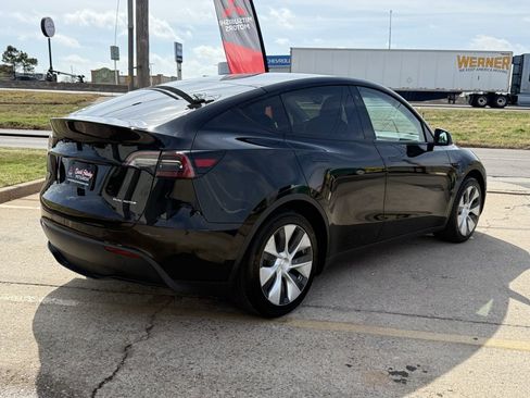 Used 2021 Tesla Model Y Long Range image 9