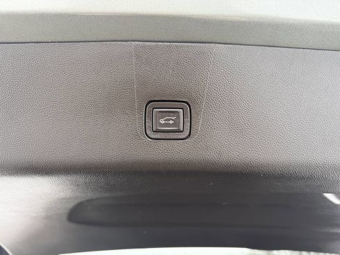 Used 2023 Chevrolet Traverse LT w/ LT Premium Package image 18