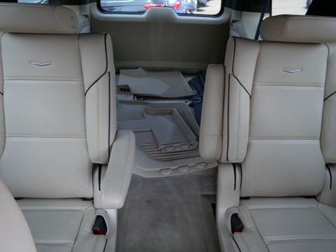 Used 2024 Cadillac Escalade Premium Luxury AWD/4WD image 13