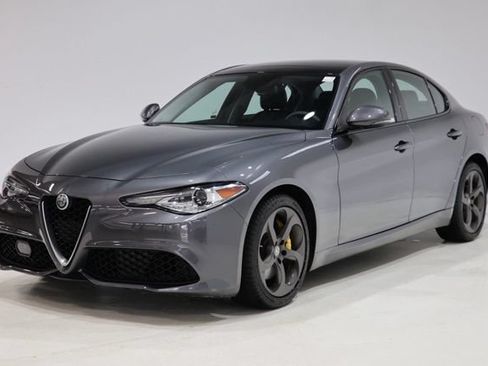 Used 2017 Alfa Romeo Giulia AWD image 3