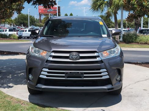 Used 2019 Toyota Highlander XLE FWD image 3