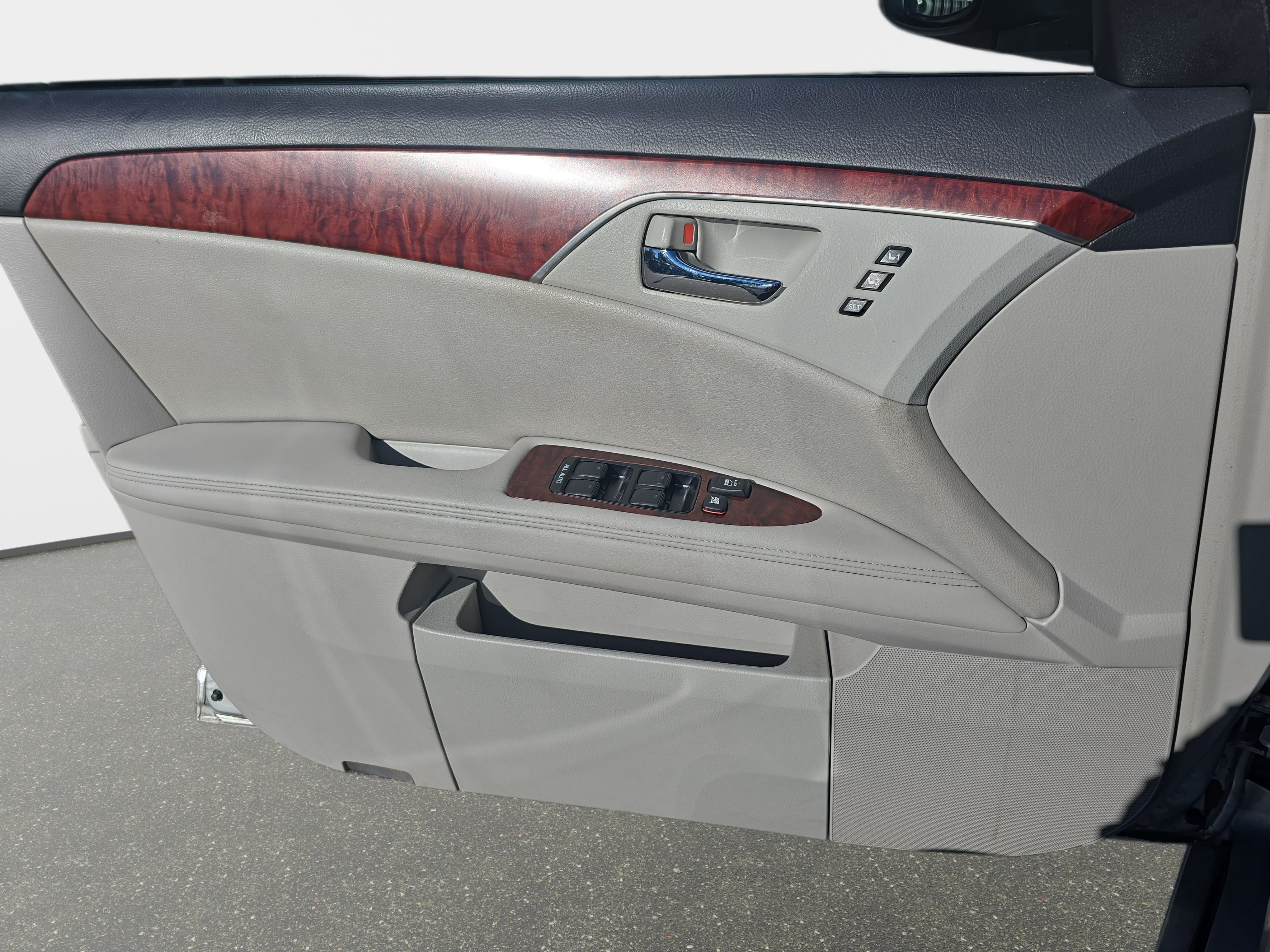 Used 2012 Toyota Avalon Limited FWD image 26