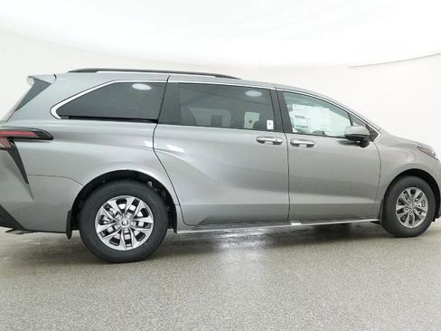 New 2026 Toyota Sienna XLE image 29