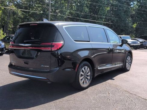 Used 2023 Chrysler Pacifica Limited FWD image 3