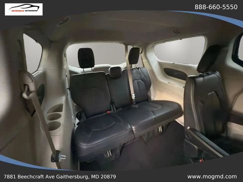 Used 2017 Chrysler Pacifica Touring-L FWD image 29