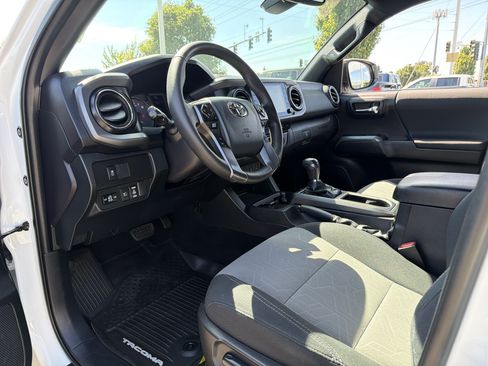 Used 2020 Toyota Tacoma TRD Off-Road w/ Technology Package AWD/4WD image 9