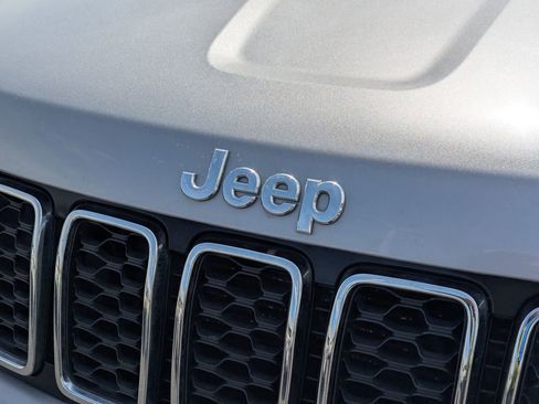 Used 2019 Jeep Grand Cherokee Laredo w/ Laredo X Package RWD image 11