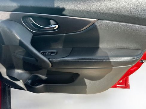 Used 2016 Nissan Rogue SV w/ SV Family Package FWD image 31