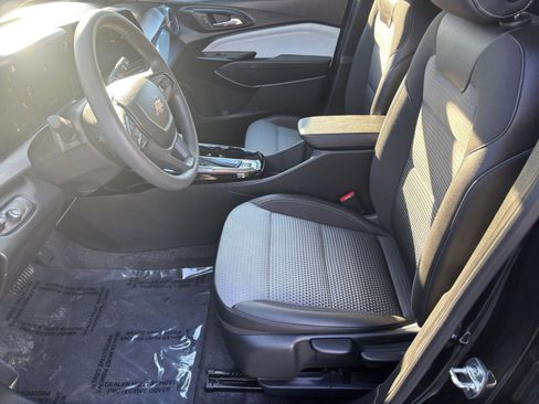 Used 2025 Chevrolet Trax LT image 21