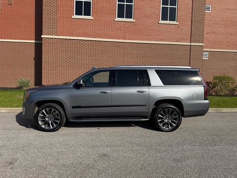 Used 2020 Cadillac Escalade ESV Luxury w/ Escalade Sport Edition AWD/4WD image 3