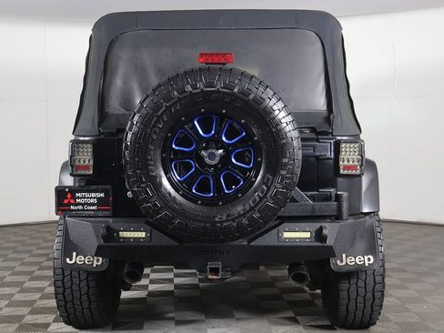 Used 2016 Jeep Wrangler Unlimited Sahara w/ Connectivity Group AWD/4WD image 9
