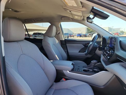 Certified 2023 Toyota Highlander LE image 18